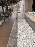 Белая мраморная галька в мешках